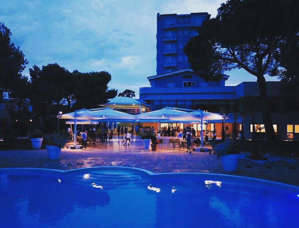 Hotel Perrozzi Васто Екстериор снимка